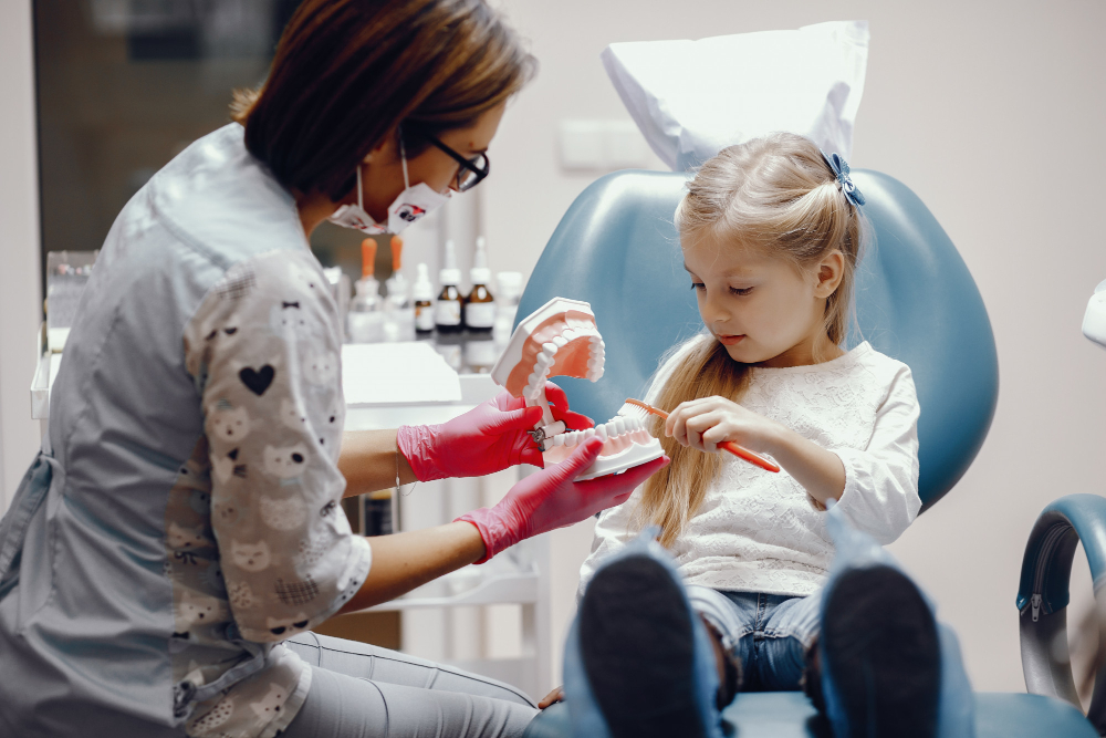 pediatric dentist child smiling dental chair - cabinet dentaire