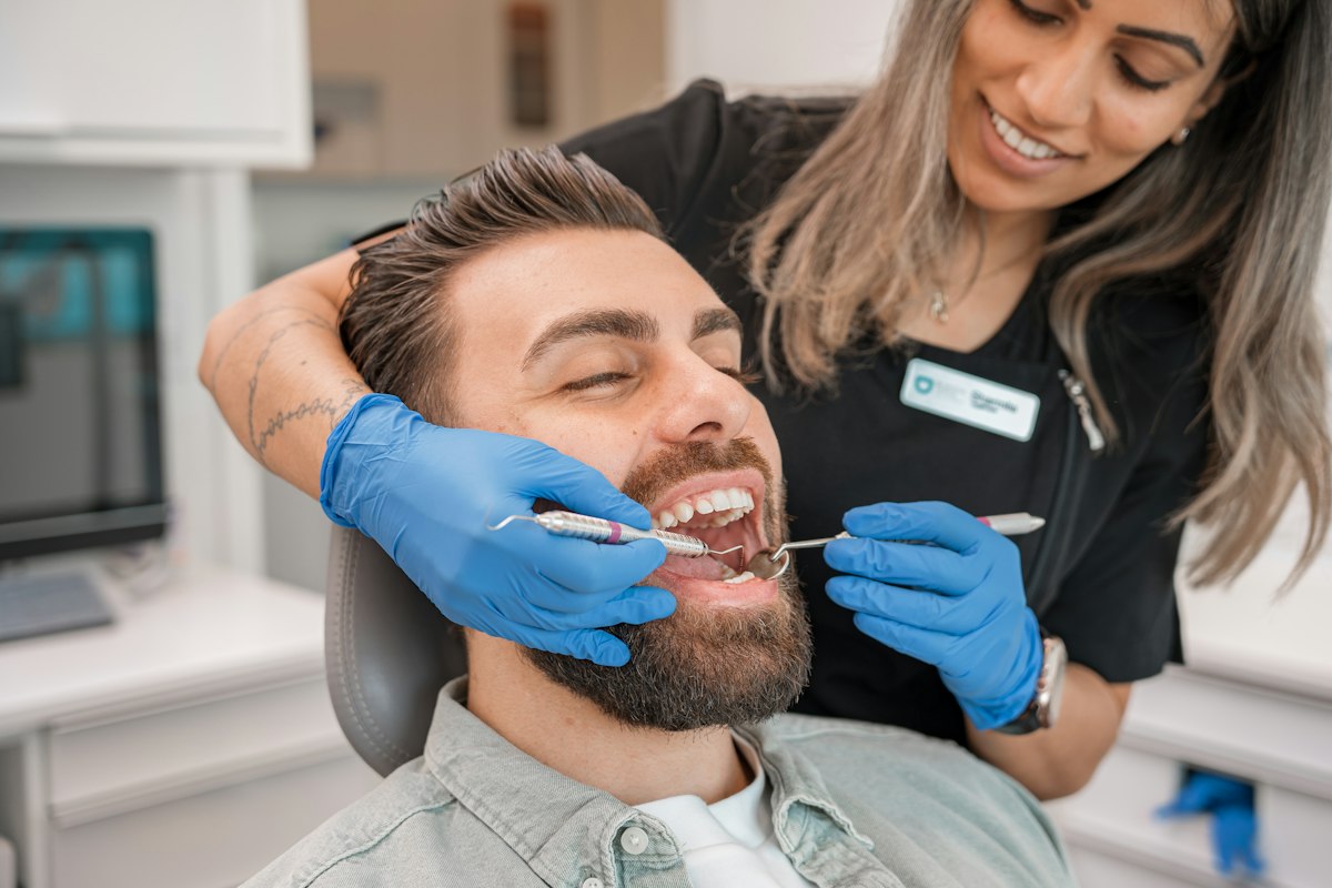 Dentiste examinant les dents d'un patient au cabinet